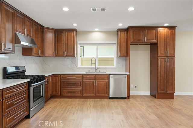 17121 Kingsbury Street, Granada Hills CA: https://media.crmls.org/medias/949d8871-8c2a-440f-9e50-f7da8a825e89.jpg