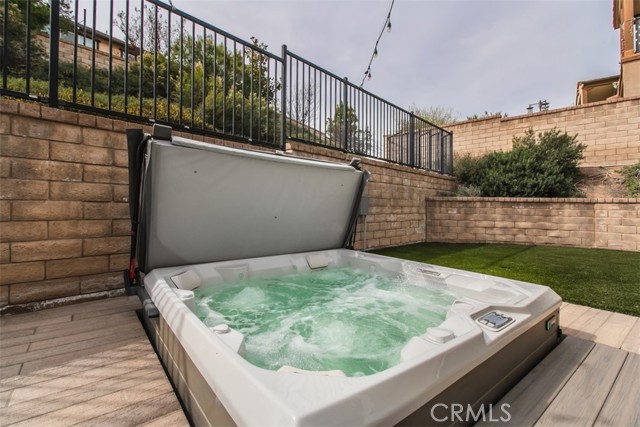 Detail Gallery Image 9 of 18 For 29048 N West Hills Dr, Valencia,  CA 91354 - 4 Beds | 3 Baths