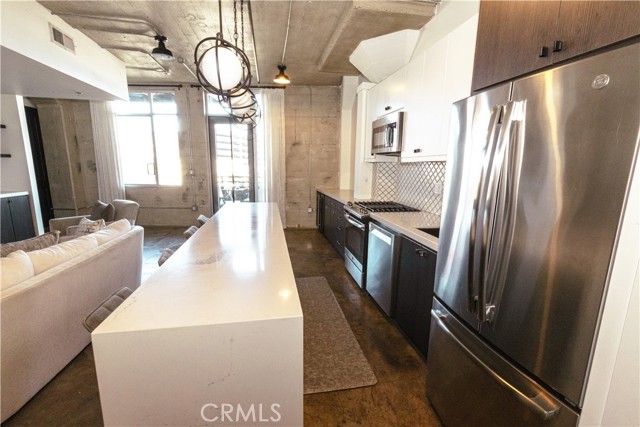Detail Gallery Image 6 of 25 For 825 E 4th St #305,  Los Angeles,  CA 90013 - 2 Beds | 2 Baths