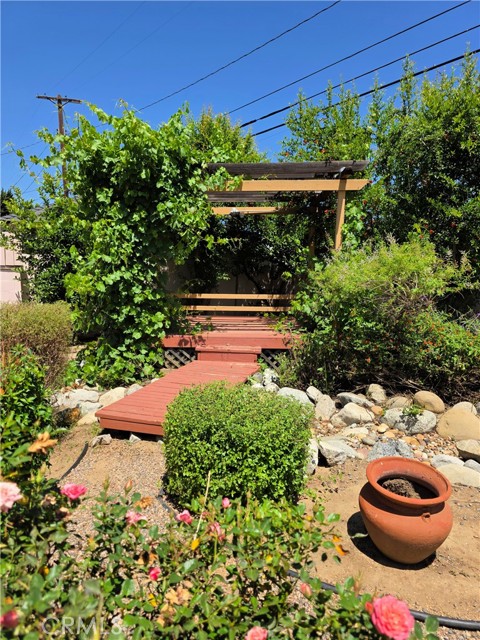 17961 Lull Street, Reseda CA: https://media.crmls.org/medias/94a6947e-94a5-4d52-9c35-cb8f99e00889.jpg