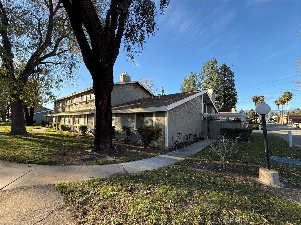 2061 W Redlands #21E