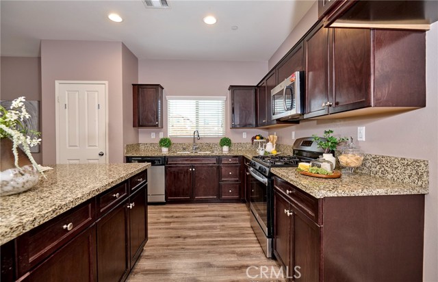 Detail Gallery Image 6 of 49 For 16782 Buttonwood, Fontana,  CA 92336 - 4 Beds | 3 Baths