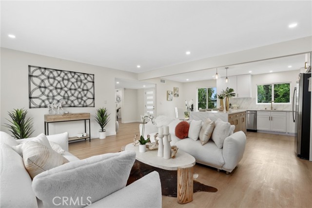 Detail Gallery Image 2 of 34 For 12635 Dorina Pl, Granada Hills,  CA 91344 - 5 Beds | 3/1 Baths