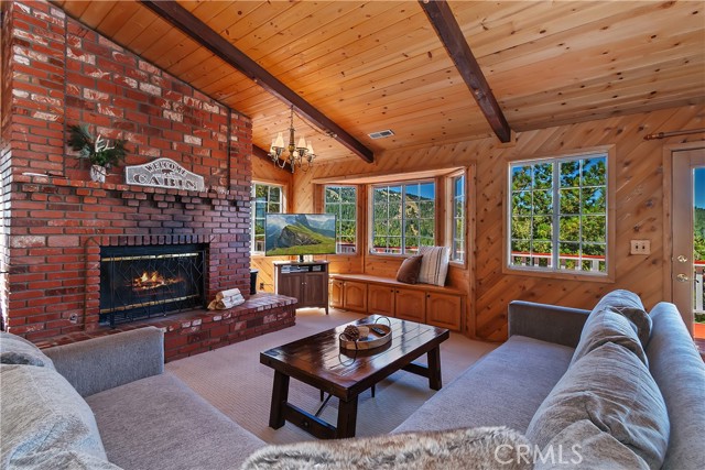 Detail Gallery Image 5 of 46 For 43659 Wolf Rd, Big Bear Lake,  CA 92315 - 4 Beds | 2 Baths