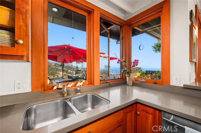 1687 Temple Hills Drive, Laguna Beach CA: https://media.crmls.org/medias/94ae114c-0b46-47cf-80ff-5005e88c8699.jpg