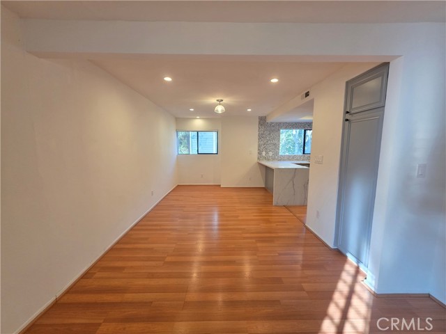 Detail Gallery Image 6 of 27 For 13963 Riverside, Sherman Oaks,  CA 91423 - 2 Beds | 2/1 Baths