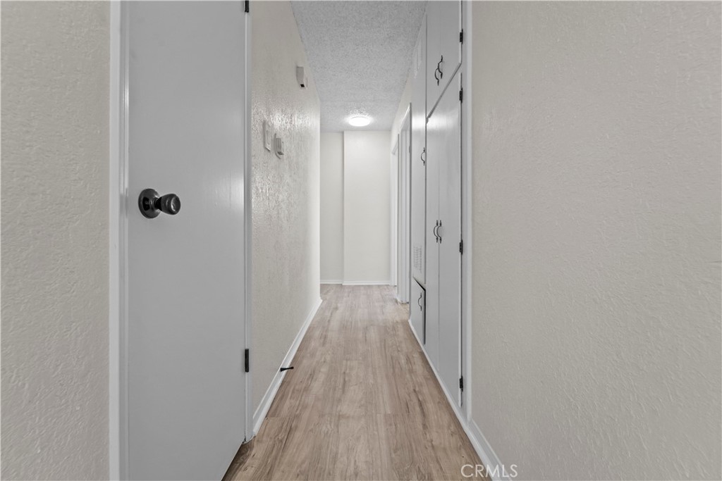 https://media.crmls.org/medias/94b357f2-94a2-49de-92c9-73bdb0168e1f.jpg?preset=X-Large