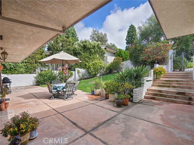 a quiet front courtyard ... a quiet front courtyard ...