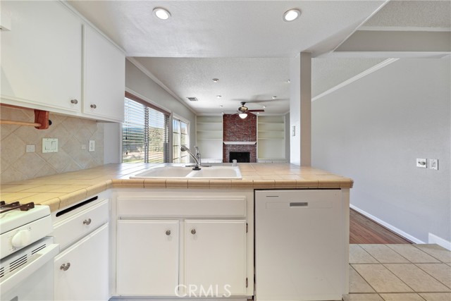 1042 Bassett Court, San Dimas CA: https://media.crmls.org/medias/94b7ca8a-8bbd-42c8-8f11-64711edd905a.jpg