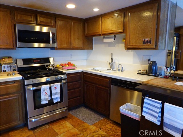 Detail Gallery Image 6 of 37 For 19140 Lahey #4,  Porter Ranch,  CA 91326 - 2 Beds | 2/1 Baths