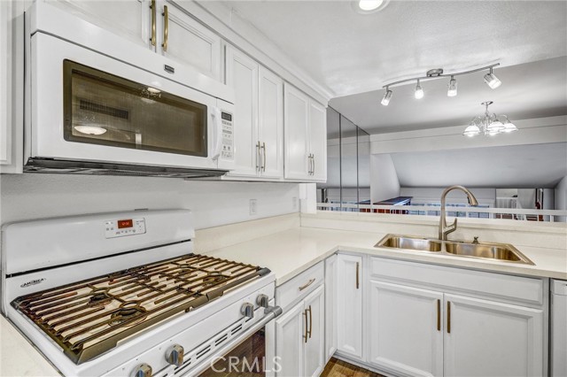 18403 Collins Street, Tarzana CA: https://media.crmls.org/medias/94bb625e-255d-4200-984f-25de522e719d.jpg