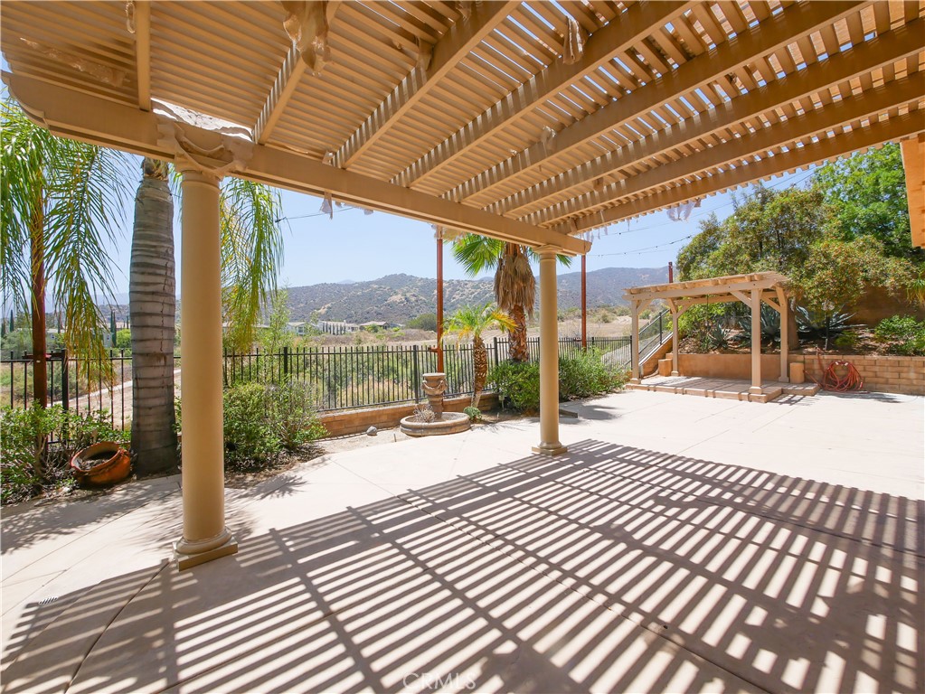 https://media.crmls.org/medias/94be5aa6-8644-4c05-ba48-cc3c62f28473.jpg?preset=X-Large