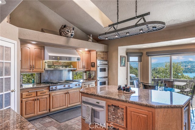 Detail Gallery Image 11 of 44 For 1161 Nadelhorn Dr, Lake Arrowhead,  CA 92352 - 5 Beds | 5 Baths