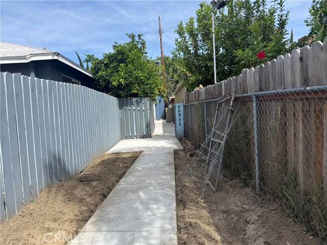 Detail Gallery Image 2 of 31 For 20953 Saticoy, Canoga Park,  CA 91304 - 2 Beds | 2 Baths