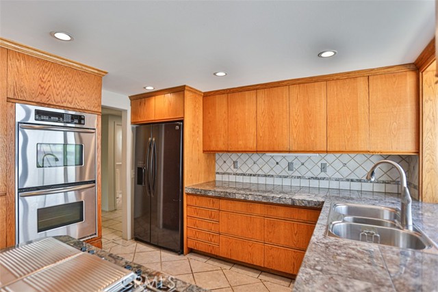 Detail Gallery Image 15 of 46 For 18440 Tamarind, Fountain Valley,  CA 92708 - 6 Beds | 4 Baths