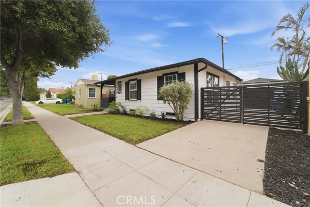 Detail Gallery Image 4 of 42 For 2010 Golden, Long Beach,  CA 90806 - 3 Beds | 2 Baths