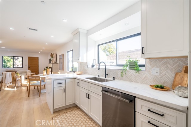 Detail Gallery Image 12 of 35 For 1719 Landis, Burbank,  CA 91504 - 6 Beds | 4 Baths