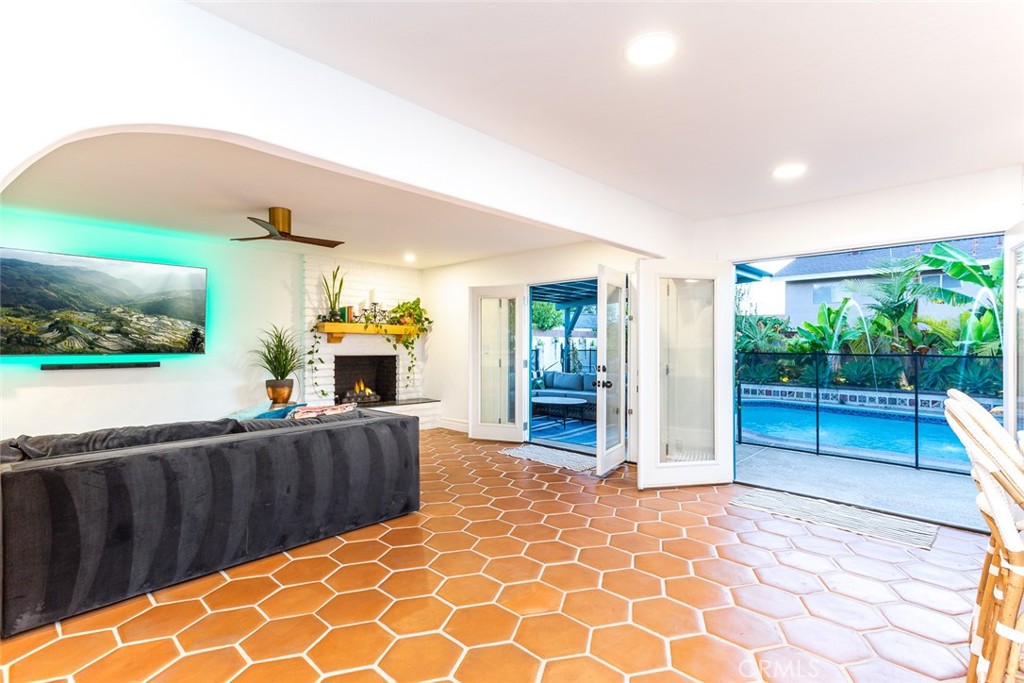 MLS #OC25228321 image #9