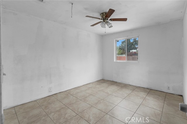 1007 E Kay Street, Compton CA: https://media.crmls.org/medias/94cd3430-d4b8-4f40-bf6c-8fd38b311137.jpg