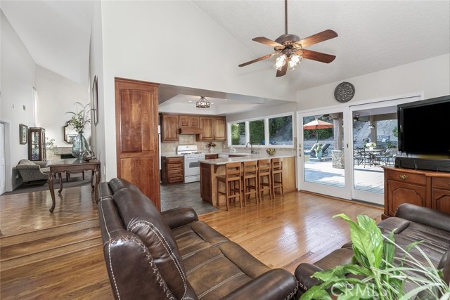 3033 Hopeton Road, La Crescenta CA: https://media.crmls.org/medias/94cd8926-b01a-41ae-a54a-da287b64ff59.jpg