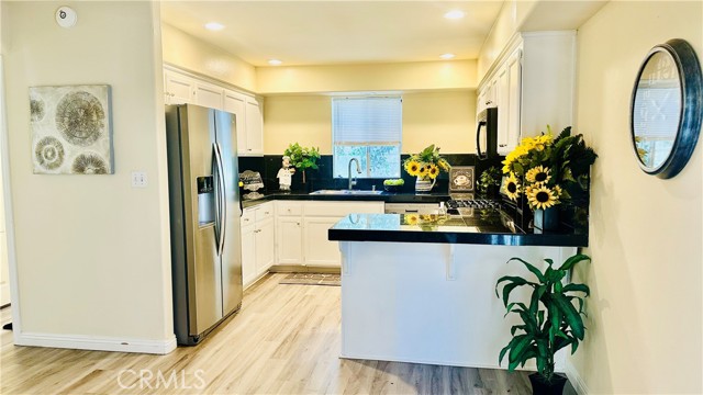 Detail Gallery Image 18 of 45 For 18336 1/2 Keswick St, Reseda,  CA 91335 - 4 Beds | 3/1 Baths