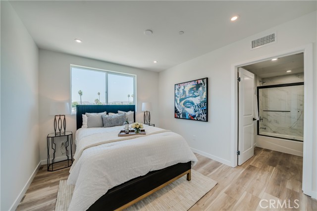 Detail Gallery Image 8 of 13 For 7018 Alabama Ave #301,  Canoga Park,  CA 91303 - 3 Beds | 2/1 Baths