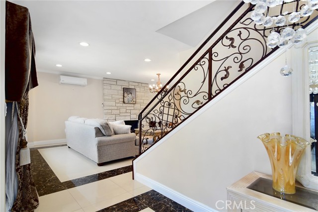 Detail Gallery Image 5 of 42 For 6508 Moorcroft Ave, Woodland Hills,  CA 91303 - 5 Beds | 3/1 Baths