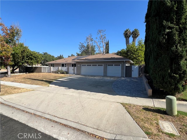 Detail Gallery Image 2 of 25 For 1011 Hyde Park Dr, Santa Ana,  CA 92705 - 4 Beds | 3 Baths