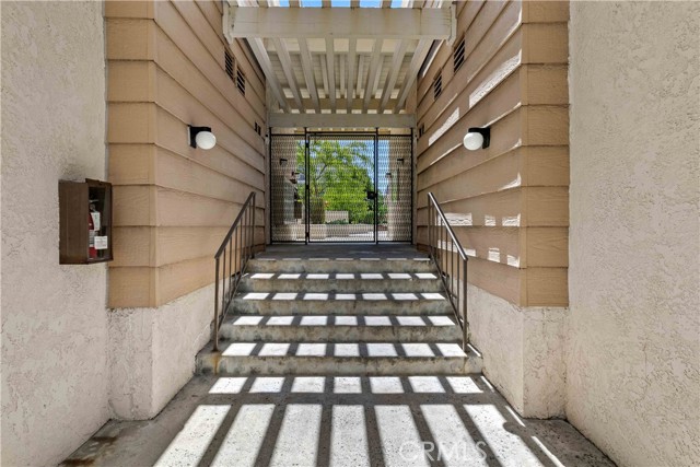 456 E San Jose Avenue, Burbank CA: https://media.crmls.org/medias/94d7edb1-7362-4f83-97a0-966a483a7b58.jpg