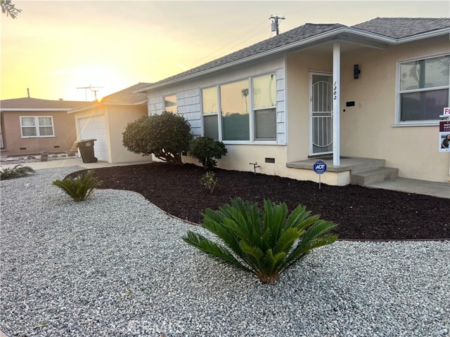 1303 146th, Gardena CA: https://media.crmls.org/medias/94dccc35-5df3-4d15-ba21-c95d1c1eb248.jpg
