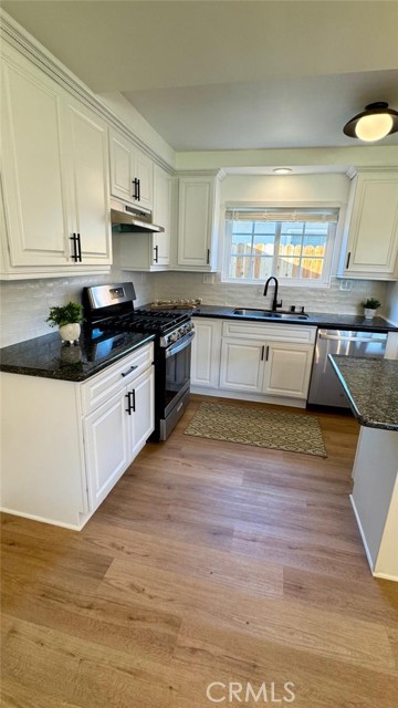 1502 W Hemlock Way, Santa Ana CA: https://media.crmls.org/medias/94dedcde-879e-4d59-9cad-ca6902ad9378.jpg