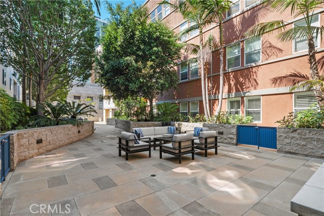 300 E 4th Street, Long Beach CA: https://media.crmls.org/medias/94e3cec7-4f21-4f1c-8c5b-e276832ffa23.jpg