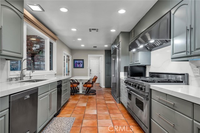 Detail Gallery Image 5 of 23 For 23333 Arminta St, West Hills,  CA 91304 - 5 Beds | 3/1 Baths