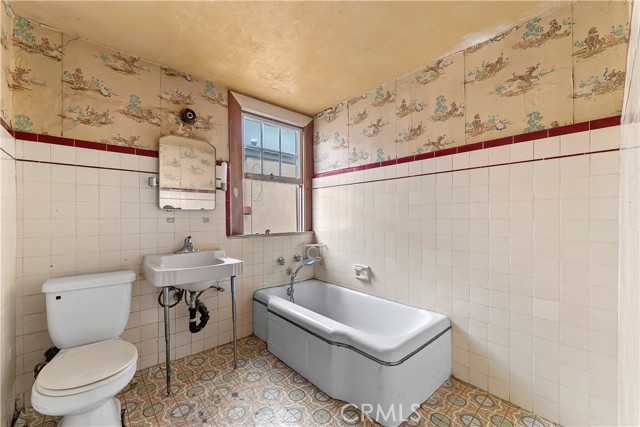 Detail Gallery Image 12 of 28 For 2511 4th St, Santa Monica,  CA 90405 - 6 Beds | 4 Baths