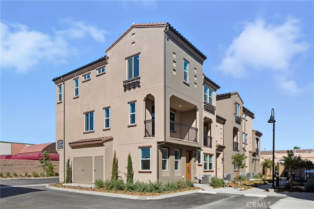 2211 W Orange