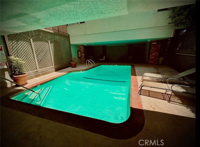 532 N Rossmore Avenue, Los Angeles CA: https://media.crmls.org/medias/94e4a25f-1b1a-4b29-a7bd-cdf9e7e501f7.jpg