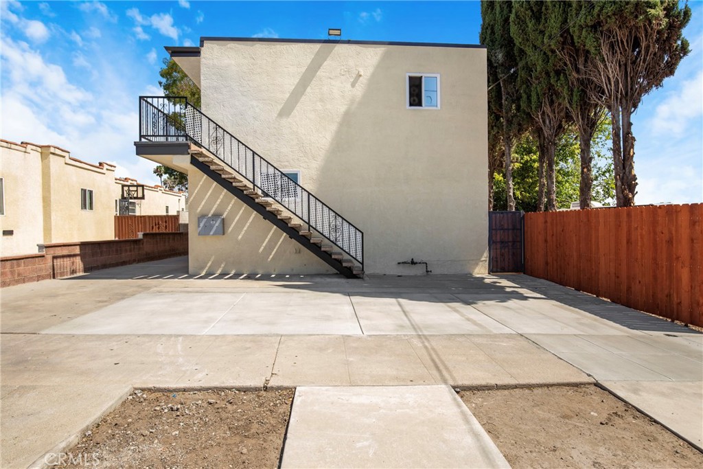 Triplex at 564 W Macarthur