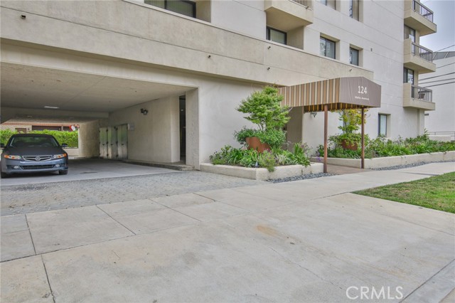 124 Idaho Avenue 401 Santa Monica, California ***AMAZING SANTA MONICA OPPORTUNITY***
Welcome to this Prime Santa Monica location with amazing Ocean Views.!!! Located in the corner of Idaho Ave and 2nd street, just 1 block away from the beautiful Santa Monica Beach and Ocean!! This light, bright, beautiful and spacious 2 bedrooms and 2 full bathrooms has too many features to offer such as Open Living area, beautiful hardwood flooring and recessed lighting. Enjoy a master bedroom with a large walk-in closet and very spacious bathroom with double sink vanity, bath tub and shower, Inside Laundry area for your convenience. This unit comes with 2 secure parking spaces, storage rooms all gated and underneath the building with easy access to elevators, Lobby, Common areas, etc... The building has several amenities such as a relaxing swimming Pool and Jacuzzi, Full Kitchen, relaxing area ready for entertaining, Gym, etc..!! Come and Enjoy the best of the best Santa Monica has to offer such as Great Restaurants, Shopping Centers, Palisades Park, Santa Monica Promenade, etc..
**PLEASE MAKE SURE TO REVIEW THE 3D AND VIDEO UNDER MAP DATA SMALL BLUE LINKS 360*