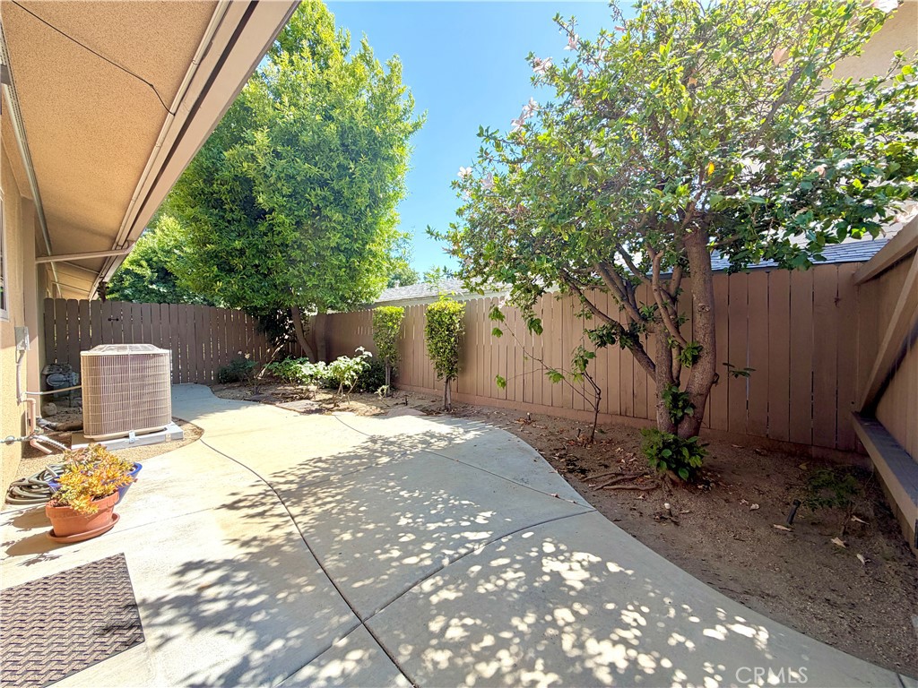 https://media.crmls.org/medias/94f05c0f-0e0e-4d78-95ab-a2f510ed0a62.jpg?preset=X-Large