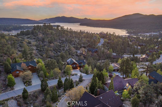 Detail Gallery Image 4 of 50 For 305 Starlight Cir, Big Bear Lake,  CA 92315 - 3 Beds | 2/1 Baths