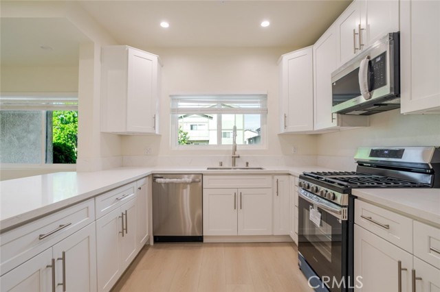 Detail Gallery Image 3 of 19 For 310 E Providencia Ave #108,  Burbank,  CA 91502 - 3 Beds | 2 Baths