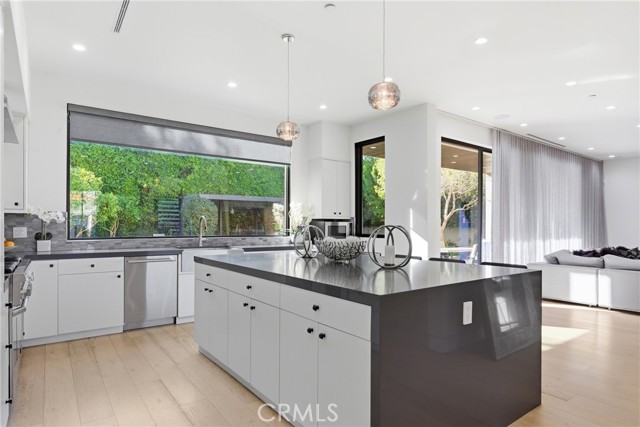 Detail Gallery Image 10 of 48 For 4545 Stern Ave, Sherman Oaks,  CA 91423 - 6 Beds | 5/1 Baths