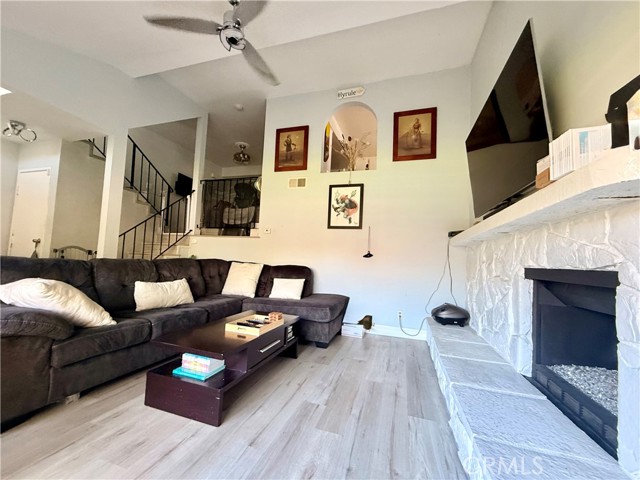 Detail Gallery Image 4 of 16 For 560 Rosewood Ave, Camarillo,  CA 93010 - 2 Beds | 2 Baths