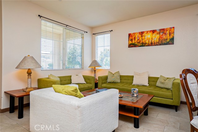 15138 Holiday Drive, Fontana CA: https://media.crmls.org/medias/94f910c7-c93a-44ac-a8ce-96db068fe09c.jpg