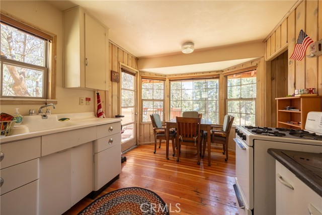 352 Big Bear Trail, Fawnskin CA: https://media.crmls.org/medias/94fef1ea-9fa6-467b-b2c6-17a69f2014ce.jpg