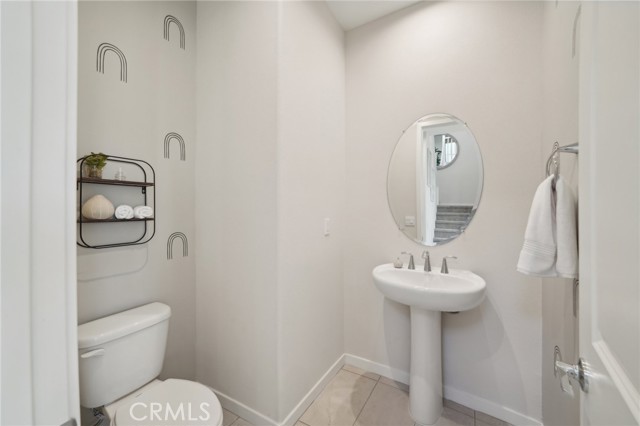 MODEL HOME 1650 POWDER ROOM