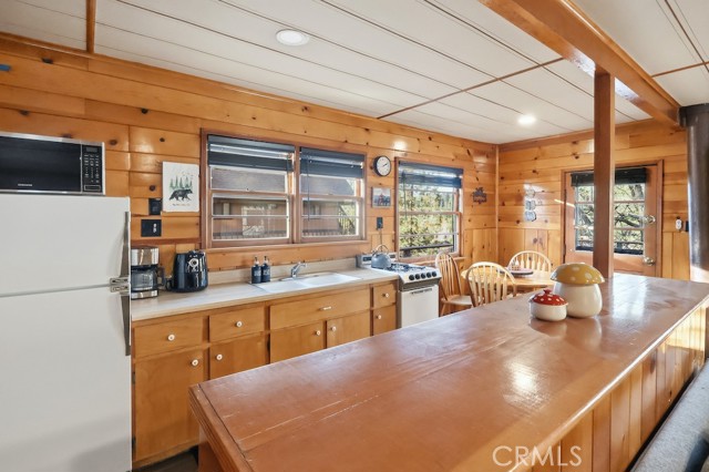 Detail Gallery Image 9 of 16 For 1053 Bruin, Fawnskin,  CA 92333 - 2 Beds | 1 Baths