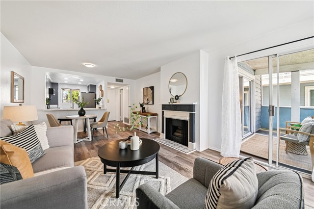 628 Daisy Avenue, Long Beach CA: https://media.crmls.org/medias/9500a825-07c8-49dd-840b-90a126ba72b7.jpg