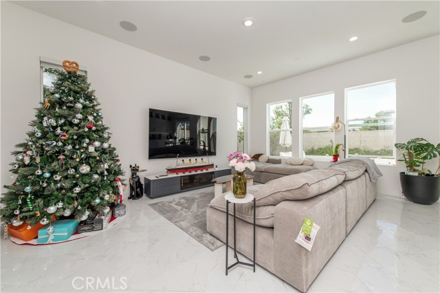 Detail Gallery Image 7 of 39 For 131 Reyes Alley, Lake Forest,  CA 92630 - 5 Beds | 4 Baths