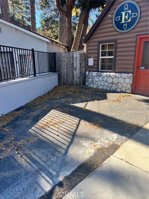 23775 APT A Lake Drive, Crestline CA: https://media.crmls.org/medias/95058cca-d1c7-4b63-8116-3377378c6848.jpg